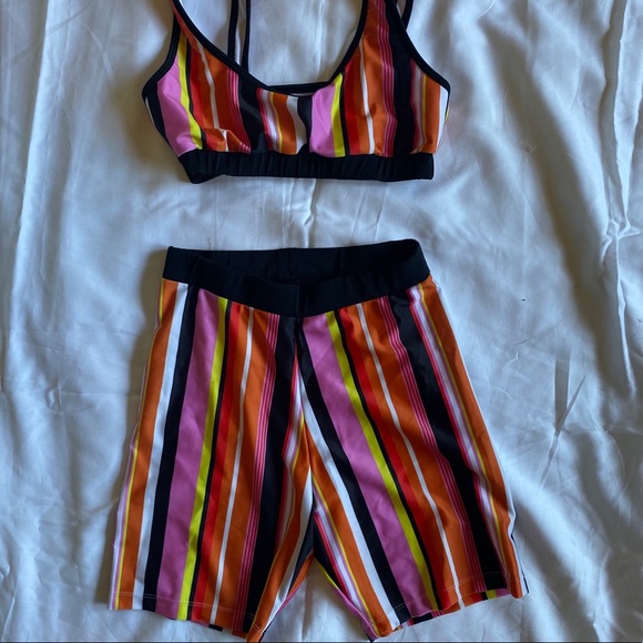 Striped biker shorts and crop top set - Picture 5 of 7